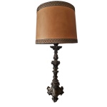 Tocheiro entalhado em resina patinado na cor bronze, antiga cúpula em pergaminho, Alt. 100 cm.