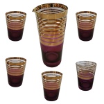Uma refresqueira e cinco copos para aperitivos em cristal na cor vinho com faixas douradas, anos 60, Alt. 20 e 9, Diam. 8 e 6 cm.