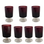Sete copos para aperitivos em demi cristal na cor vermelha com haste translúcida, um deles de tamanho diferenciado, Alt. 9 e 10,5 cm.