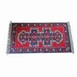 Tapete  oriental, lã sobre lã nas cores vermelho/creme/azul e etc. 170 x 82 cm.