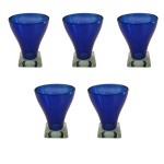 Cinco taças para aperitivos em cristal na cor azul e base quadrangular translúcida, Alt. 9 Diam. 7 cm.