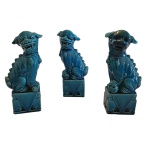 Terno de caes de fó em porcelana zul, um deles com pequeno lascado em uma das orelhas, Alt. 15 cm.