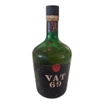 BEBIDA: Vat 69, Whisky em antiga garrafa lacrada e com leve evaporação, 175ml