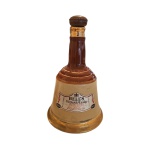 BEBIDA: Whisky Bells em porcelana em formato de sino, com conteúdo, Alt. 25 cm.