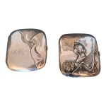 Par de cigarreiras em prata  uma delas  repuxada com rosto feminino, bandeira e etc. datada 5-10- 1910 e outra monografada,  152 gr.9 x 8  cm.