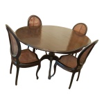 Mesa inglesa em madeira nobre com tábua extensora e quatro cadeiras medalhão assento e encosto em palhinha indiana, 157 x 117, Alt. 81 cm. (aberta), Diam. 120 cm. (fechada), cadeiras: 48 x 45, Alt. 98 cm.