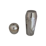 Duas peças em inox sendo uma coqueteleira e um porta joias representando maçã (faltando a  pega).