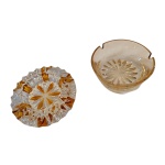 Dois cinzeiros em cristal sendo um doublé amarelo de outro amarelo, Diam. 14 e 12 cm.