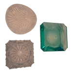 Três cinzeiros em vidro, um deles verde e 2 translúcidos lapidado,  14 x 14 - 14 x 13 e  11 x 11 cm.