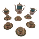 Guarnição para café em porcelana Schmidt delicadamente policromada com flores e dourado, Alt. 12 a 18 cm.