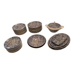 Guarnição em porcelana ARS Bohemia nas cores Blue and. White, composto de:  12 pratos principais, 12 pratos fundos, 12 pratos para sobremesa, 1 sopeira,  22 x 17 cm. 2 terrines, 6 travessas, 20 x 11 a 37 x 23 cm. Total: 43 peças.