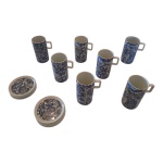 Sete canecas, e nove descansos para copos, em porcelana ARS Bohemia nas cores Blue and White, 10 x 4, Diam. 9 cm.