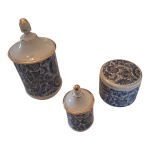 Três potes para bancada de banheiro em porcelana ARS Bohemia nas cores Blue and White, Alt. 26, Diam. 12 - Alt. 14, Diam. 8 e Alt.10, Diam. 12 cm.