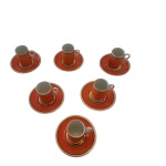 Seis xícaras para café em porcelana Steatita na cor laranja sobre fundo branco e frisos dourados, 7 x 4 cm.