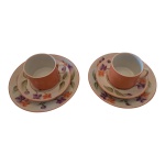 Par de xícaras para chá com pires e prato para sobremesa em porcelana nas cores laranja e floral.
