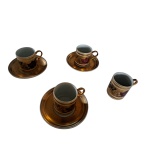 Quatro xícaras para café, uma sem o pires, em porcelana decorada com rosas sobre fundo dourado, 5 x 5 cm.