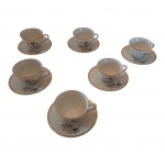 Seis xícaras para café em porcelana Renner decorada com flores e frisos dourado sobre fundo branco, Alt. 4 Diam. 7 cm.