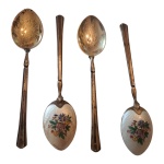 COLECIONISMO - Quatro colheres  para café  em vermeil e verso  esmaltado em flores.