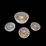 Uma saladeira e três bowls em cristal lapidado, 21 x 8 e 12 x 5 cm.