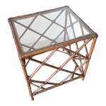 Mesa de apoio em cana da índia, tampo de vidro, 60 x 50, Alt. 65 cm.
