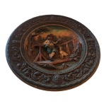 COLECIONISMO - Prato executado em resina policromada representando menino e seu cão, Diam. 29 cm.