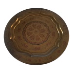 COLECIONISMO - Prato árabe em bronze repuxado e lavrado em arabescos, Diam. 38 cm.