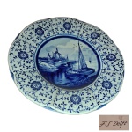 COLECIONISMO - Antigo medalhão em porcelana Blue & White Delft marcado no verso, Diam. 35 cm.