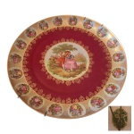 COLECIONISMO - Antigo medalhão em porcelana alemã decorado com policromia representando cena galante, marcado  no verso, Diam. 34 cm.