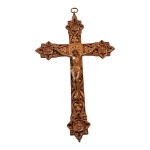 Cristo crucificado em cobre em cruz lavrada e repuxada, 30 x 18 cm.