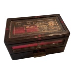 COLECIONISMO - Caixa de música porta joias Matts Brother em laca e vidro, com uma gaveta, 10 x 18, Alt.  10 cm. Funcionando.