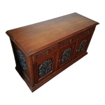 Arca em madeira nobre, entalhada na parte frontal e lateral com 3 gavetas, 3 portas e uma prateleira interna, parte frontal e lateral com almofadados entalhados, 118 x 46, Alt. 62 cm.