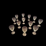 Doze taças para vinho tinto em cristal translúcido lapidação losangos, 16 x 8 cm.