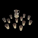 Jarra e 12 copos para água em cristal, sendo a jarra em grosso calibre, Alt. 23, boca 12 cm e 12 x 7 cm.