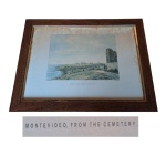 Antiga gravura emoldurada intitulada Montevideo from the Cemetery, apresenta amarelado pelo tempo,72 x 45 cm.
