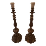 Par de antigos tocheiros executados em bronze, ricamente lavrados em acantos apoiado em base circular toda adornada com folhagens, Alt. 43, Diam. 14 cm.