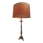 Tocheiro em bronze com antiga cúpula em pergaminho adornada com passamanaria, Alt. 87, Diam. 40 cm.