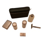 Kit masculino de viagem composto de: aparelho de barbear, 1 porta  lâmina, 1 saboneteira, 3 potes, um com pincel de barba, em seu case original.