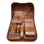 Kit masculino de viagem composto de: aparelho de barbear, 1 pincel, 1 pote vasado, 1 saboneteira, 1 tesoura e 1 lixa enferrujadas em case de couro  original.