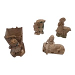 Quatro floreiras em biscuit, uma delas com uma alça quebrada,