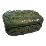 Porta joias em cerâmica com folhas e flores em alto relevo na tampa, frente e verso  na cor verde, 17 x 11, Alt. 7 cm.