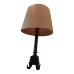 Tocheiro para uma luz executado em madeira com haste em balaústre apoiado em base com pernas entalhadas, antiga cúpula em pergaminho, Alt. 83 cm.