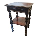 Mesa de cabeceira/apoio em madeira nobre saia almofadada sustentada por colunatas de balaústre arrematada por uma prateleira, tampo apresenta manchas, uma das colunatas marca de tinta branca, 45 x 38, Alt. 70 cm.