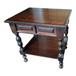 Mesa de cabeceira/apoio em madeira nobre saia almofadada sustentada por colunatas de balaústre arrematada por uma prateleira, tampo apresenta manchas, uma das colunatas marca de tinta branca, 40 x 50, Alt. 58 cm.