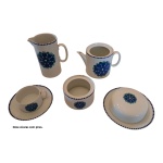 Guarnição para chá em porcelana Schmidt decorado com flores e bordas peroladas, composto de:   12 xícaras com pires,.1 bule ( bico bicado e sem a tampa), 1 cremeira, 1 manteigueira, 1 açucareiro sem tampa com leve bicado e sem a tampa, 