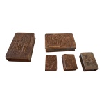 COLECIONISMO - Cinco antigas cais de fósforos, tampo em resina com cenas: galante, mercadores, velhos musicistas e flor (este último sem os fósforos e no estado), 12 x 7, 5 e  5 x 4 cm.