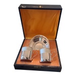 Par de xícaras para café em porcelana steatita na cor branca com fios prateados, suporte e pires espessurados à prata, em sua embalagem original.