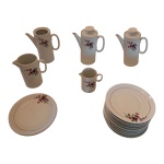 Parte de guarnição em porcelana Renner com decoração de flores sobre fundo branco composto de: Três bules, (um sem tampa), 1 cremeira, 1 leiteira, 11 pires e 6 pratos para sobremesa, Alt. 20 a 9 cm. Total: 22 peças.