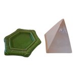 Duas peças de adorno em cerâmica sendo um centro de mesa na cor verde, Diam. 26, e uma pirâmide na cor off white com 2 leves desgastes, Alt. 16 x 21 cm,
