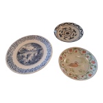 COLECIONISMO - Três pratos em porcelana pintados à mão, Diam. 26 a 15 cm.