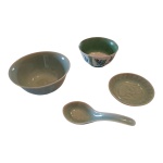 Quatro peças em porcelana sendo 3 chinesas e 1  nacional pintada à mão, 13 x 6 a 10 x 2 cm.